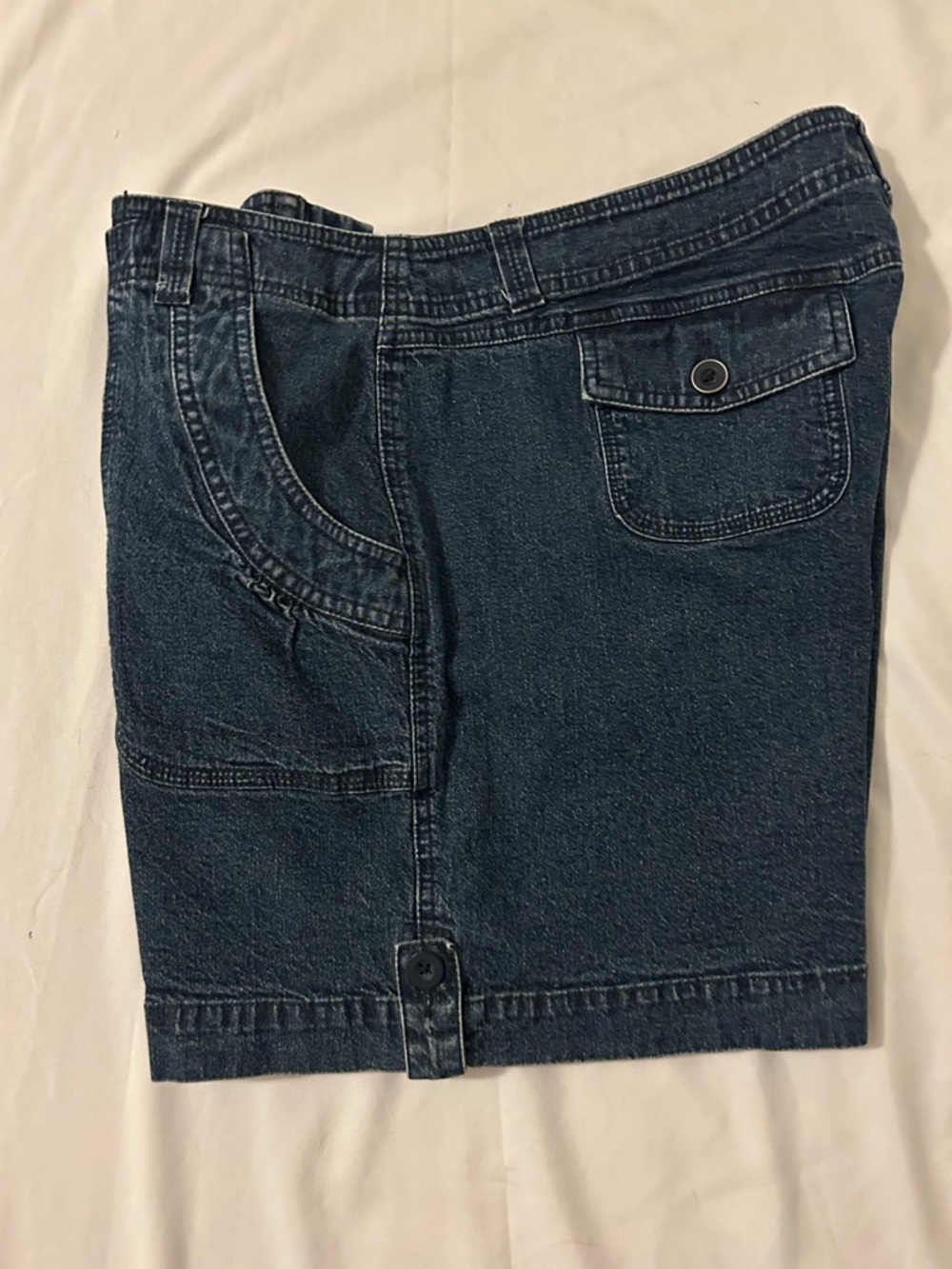Van Heusen Ladies Dark Blue Denim Shorts. Size 16.